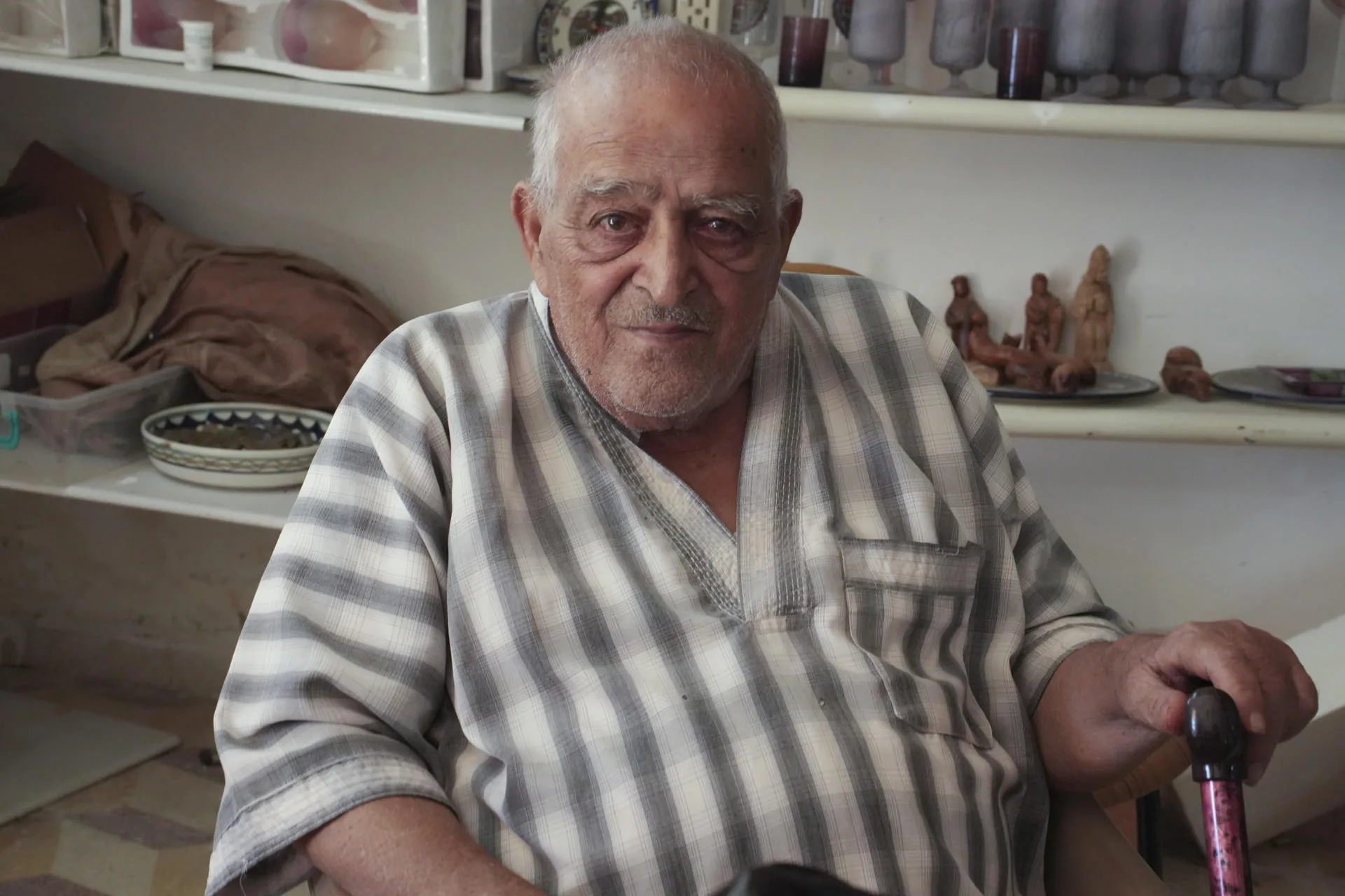 JERUSALÉN, 28/11/2025.- Un hombre que regenta una tienda de souvenirs local y que ahora también ven con incertidumbre la nueva política israelí, además de estar afectados por la ausencia de turistas en los dos últimos años por la guerra. Vecinos del pueblo palestino de Sebastia, localizado a unos doce kilómetros de Nablus (norte de Cisjordania), aguardan con incertidumbre un futuro muy próximo: en los próximos días Israel podría arrebatarles no solo un importante yacimiento arqueológico local, sino también gran parte de sus negocios y miles de olivos. EFE/ Guillermo Azábal
