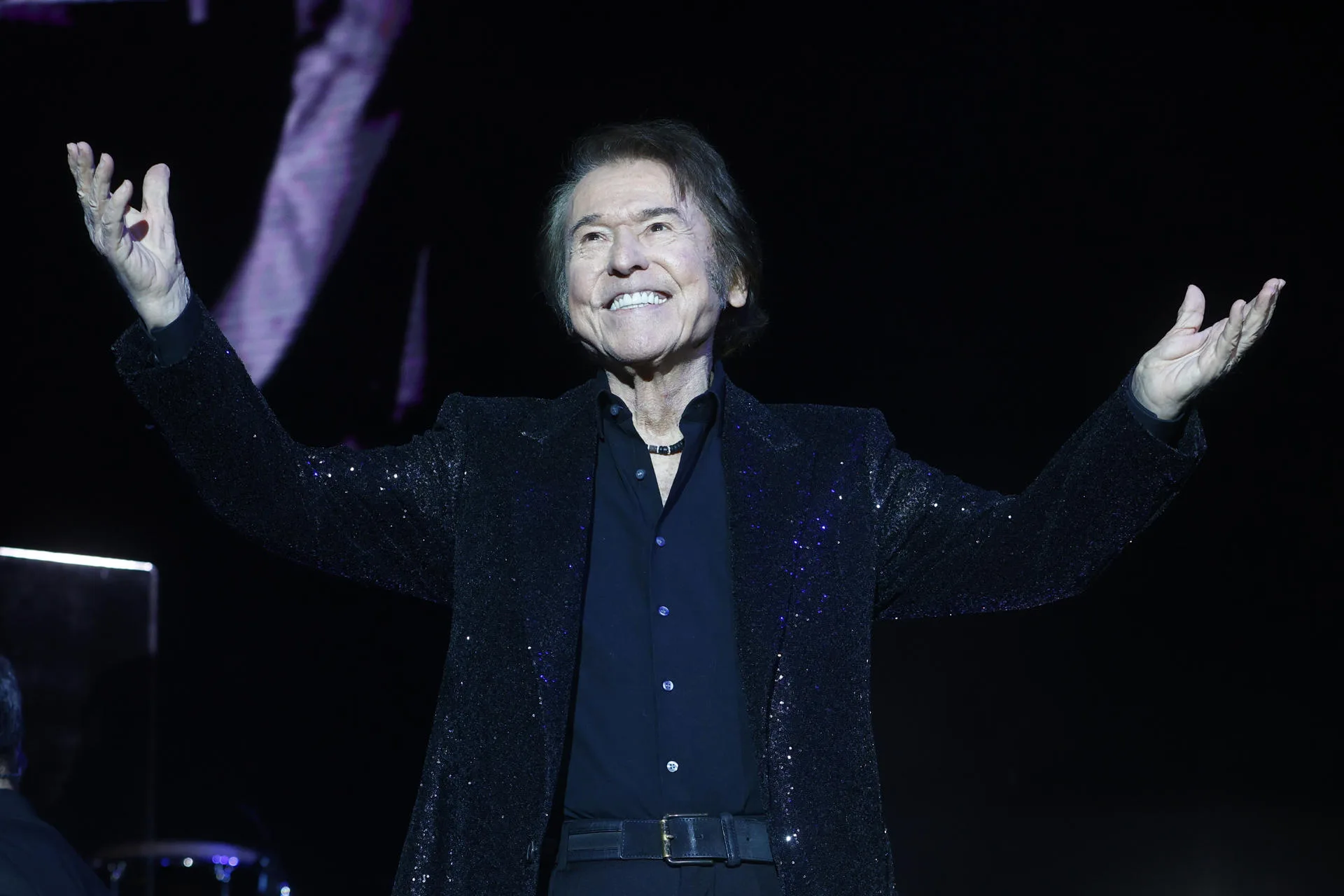 El cantante Raphael durante su actuación en el Palau Sant Jordi de Barcelona al que ha regresado para repasar éxitos eternos, de 'Yo soy aquel' a 'Mi gran noche' o 'Escándalo', en una visita programada desde antes de su linfoma cerebral y que el de Linares nunca quiso aplazar confiando en su fuerza para seguir sobre los escenarios. EFE/Quique García
