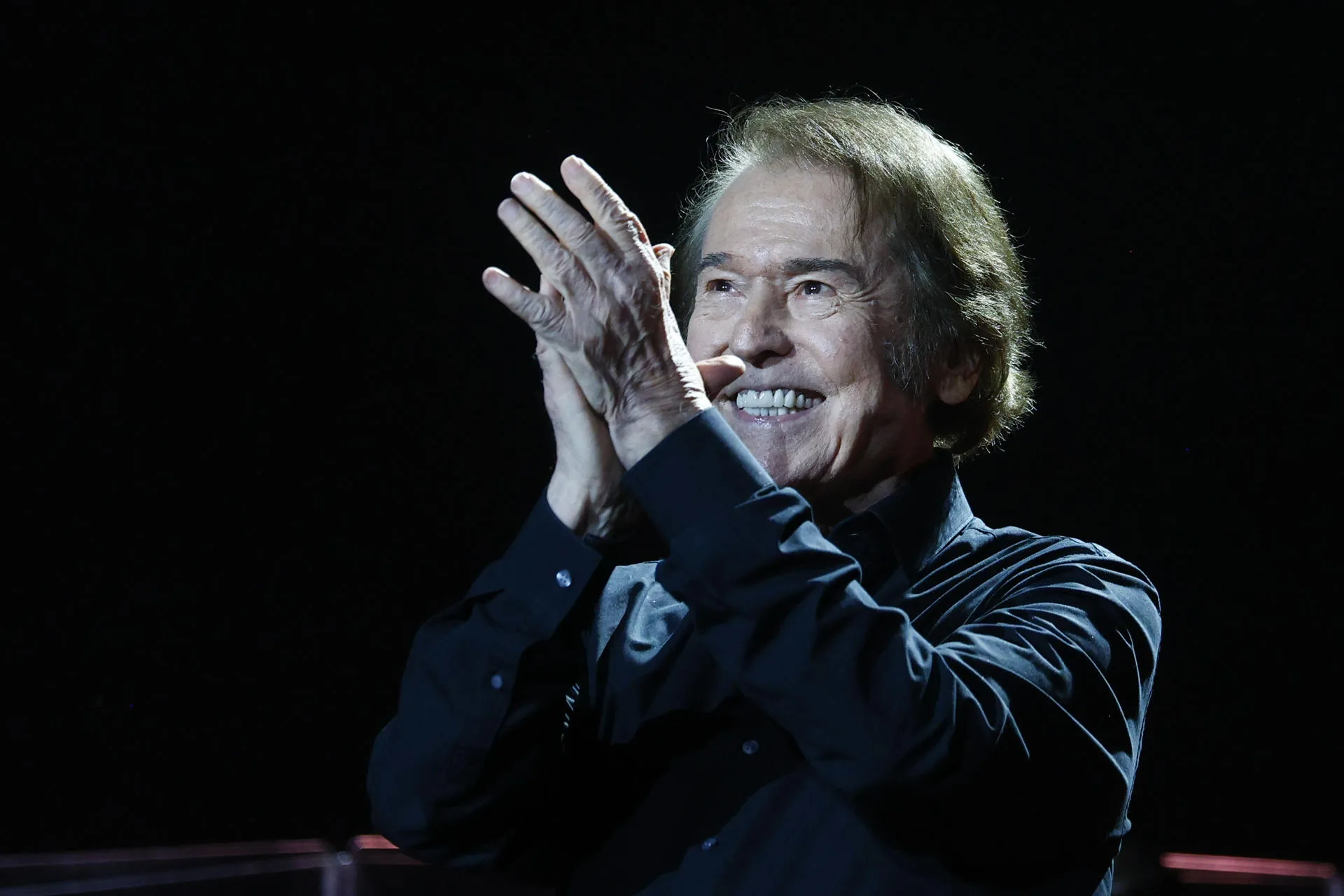El cantante Raphael durante su actuación en el Palau Sant Jordi de Barcelona al que ha regresado para repasar éxitos eternos, de 'Yo soy aquel' a 'Mi gran noche' o 'Escándalo', en una visita programada desde antes de su linfoma cerebral y que el de Linares nunca quiso aplazar confiando en su fuerza para seguir sobre los escenarios. EFE/Quique García
