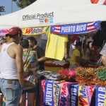 Varias personas visitan un puesto de mercadotecnia en las inmediaciones del estadio Metropolitano, momentos antes del concierto del artista puertorriqueño Bad Bunny, este miércoles en Madrid. EFE/ Victor Lerena