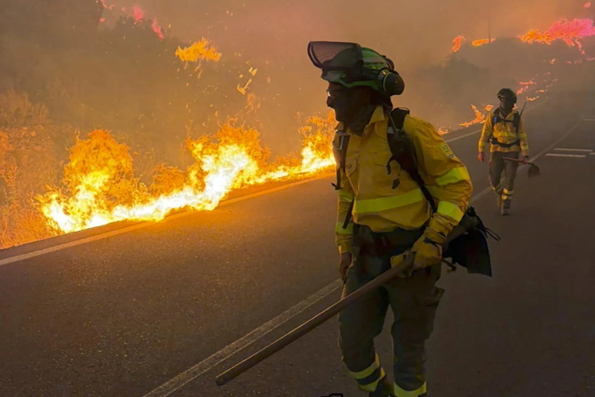 Bomberos trabajan en el incendio en el que seis personas han muerto en el municipio almeriense de Los Gallardos, en concreto en una pedanía del municipio vecino de Bédar, habiendo sido halladas algunas de las víctimas en el interior de vehículos que fueron alcanzados por las llamas. EFE/Emergencias Andalucía SÓLO USO EDITORIAL, PERMITIDO SU USO SÓLO EN RELACIÓN A LA INFORMACIÓN QUE APARECE EN EL PIE DE FOTO (CRÉDITO OBLIGATORIO)