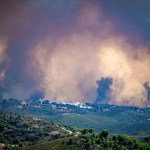 Vista del incendio de Niebla (Huelva), cuyas hectáreas afectadas se han duplicado respecto a ayer y se elevan a 8.000, aunque no todas están quemadas, según el consejero de Presidencia, Sanidad y Emergencias de la Junta de Andalucía, Antonio Sanz. EFE/ Mauri Buhigas